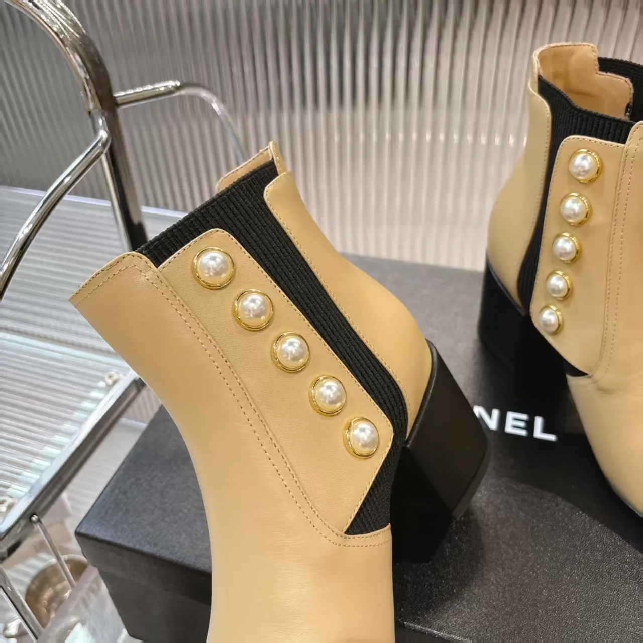 👟👟Ex-factory price 680👟👟 (top version) 𝗖𝗛𝗔𝗡𝗘𝗟𝟐5 years of Chanel𝐅𝐖Must-have for autumn and winter rhombus motorcycle boots Martin boots Xiaoxiangjia's super classic motorcycle boots sweet and cool shape can easily increase the height of the foot and elongate the legs. It is fashionable and fashionable with pearls One-to-one reproduction of the original 👟Material: First-layer cowhide ▪️Heel height: 6.5𝐜𝐦 ▪️Lining: sheepskin ▫️𝐒𝐢𝐳𝐞:𝟑𝟓-𝟒𝟏𝐌(𝟒𝟎, 𝟒𝟏 customization is not returnable) ▪️Sole: original 1:1 molded leather outsole ▫️Color: black, white, apricot (three colors included) ▪️Combined with original full set of packaging📦